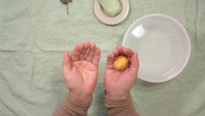 Maak van je handen een kommetje.