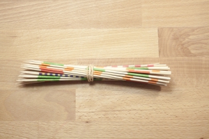Ben je klaar met Mikado spelen dan kun je het spel opbergen door er een elastiek omheen te doen.