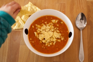 En nu smullen maar want je paprika soep met chips is klaar.jpg