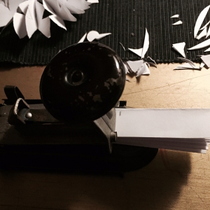 Niet in het midden met een nietmachine.