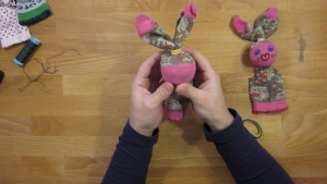 Kijk, zo simpel maak je twee grote konijnen oren