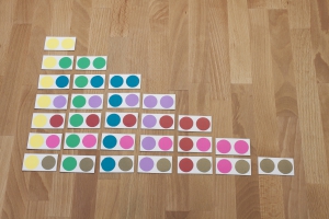 Ook nu weer plak je de afbeeldingen op de dominostenen, en is het spel klaar om met je gezin te spelen