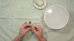 Pak een eikeldopje die je in het bos of park hebt gevonden en plak het eikeltje erin