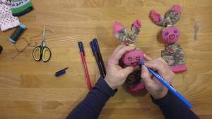 met-wat-stiften-of-andere-materialen-maak-je-het-gezicht-van-je-handpop