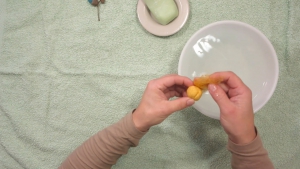 Pak een plukje wol en leg deze over de kier heen