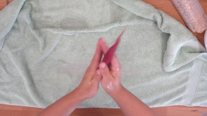 De wol is al flink aan het vilten en je kunt hem nu steviger maken door het rolletje tussen je handen verder te rollen