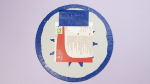 Schuif de afbeelding van Jezus en het bedekkende vlieger-papierje erin