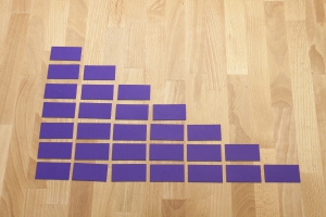 Nu knip je het karton in 28 gelijke stukken. eventueel kun je dit ook met een mes doen.