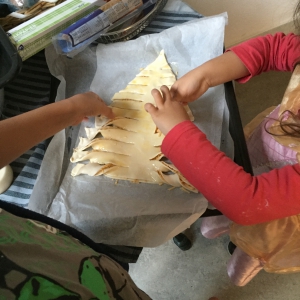 snij de kerstboom in en draai en takken om