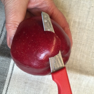 pak je mesje en snijd voorzichtig stippen in de paddestoel