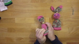 Vul de hiel van de pop en druk deze stevig aan.