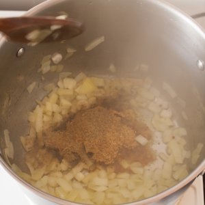 Laat je kind het zakje kruiden toevoegen