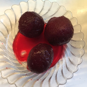 Laat je kind de bieten snijden terwijl ze nog niet gekookt zijn dit gaat makkelijker, en wat worden je vingers paars