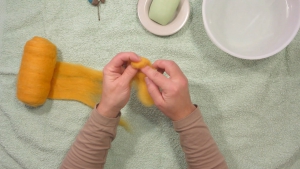 Vouw nu het stukje wol tot een bolletje