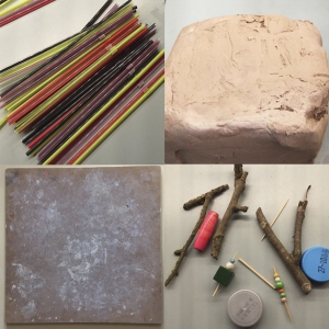 Wat heeft je kind nodig om dit experiment te doen met klei en rietjes en eventueel ander materialen?