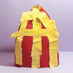 Maak een Mijter van Sinterklaas|Maak samen met je zoon of dochter een mooie mijter van Sinterklaas.<br>gemaakt van gekleurd karton, crêpe-papier en behangerslijm.<br>Samen met de pieten-muts uit het vorige artikel, heb je alles in huis voor een leuke verkleed partij of om de sint te gaan helpen als hulp-sinterklaas.