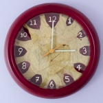 Maak je eigen klok|In bijna elk huis zijn er wel één of meerdere klokken te vinden, en waarom zou je die er niet wat leuker uit laten zien. In dit artikel zie je hoe je van een simpele klok een mooie klok kunt maken. Leuk om zelf te doen of samen met je kind. <br>Bekijk de stap voor stap uitleg in artikel en video