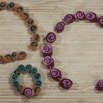 Maak een ketting van zelfgemaakte vilten kralen|Wol is een prachtig en fijn materiaal om mee te werken. En in dit artikel kun je lezen hoe je van wol mooie kralen kunt maken om vervolgens een ketting te maken. Het is een intensief werkje, maar dan krijg je wel iets bijzonders.