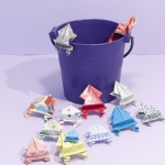 Maak je eigen springspelletje met papieren kikkers|Dit is een ideaal spelletje om wat tijd te overbruggen of om gewoon te ervaren dat je met bijna niets ook lol kan hebben. Het enige wat je nodig hebt is papier en iets om in, op, of overheen te springen. Het papier kun je kopen maar je kunt bijvoorbeeld ook een cover van een tijdschrift gebruiken