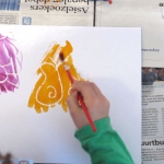 Hoe maak je een tovertekening met Kaarsvet en Ecoline?|Veel kinderen vinden het leuk om te tekenen. Maar wat nu als je van te voren niet weet wat je gaat tekenen. Verras je kind met zo'n tovertekening en geniet van de verbazing. Ook leuk voor kinderen onder elkaar, de één maakt een tovertekening voor de ander. Fijne activiteit voor een regenachtige dag.