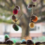 Herfstdecoratie van vilten eikeltjes|Kinderen zijn vaak nog heel erg zintuigelijk ingesteld en met het maken van vilten balletjes kunnen ze hun lol op. Het vilten balletje is de basis voor deze grappige en mooie vilten eikeltjes, maar je kunt er bijvoorbeeld ook mee knikkeren of een sneeuwpopje maken. Kortom leuk om te leren en te doen