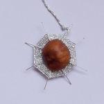 Het spinnetje|Dit versje is een echte herfstfavoriet. De kinderen genieten zichtbaar als je met een klein spinnenwebje (gemaakt van een kastanje, naalden en zilverdraad) laat zien hoe het spinnetje zijn webje weeft. Ook leuk om thuis te doen: