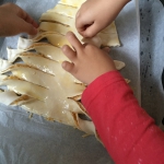 Hartige kerstboom van bladerdeeg|Het leuke van deze hartige kerstboom is dat je kind het helemaal zelf kan maken (met een beetje begeleiding). Het is leuk om te maken en lekker om op te smikkelen. En trots dat ze zijn als ze zelf zo'n mooie kerstboom hebben gemaakt.