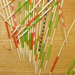 Maak je eigen Mikado Spelletje|Mikado is een leuk en snel spelletje, ideaal om de tijd te vullen als je even moet wachten. En wat is er nu leuker dan met een spelletje te spelen dat je zelf hebt gemaakt. Dit spelletje is bijna gratis te maken als je al wat stiften in huis hebt. Want je koopt al 100 satestokjes voor ca. 50 cent.