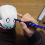 Maak leuke poppetjes van oude sokken | deel 2|In het vorige artikel kon je lezen en zien hoe je van een oude sok, een leuk poppetje kunt maken met een bolletje als hoofd. In dit artikel laten we zien hoe je van een sokpop kunt maken die ook kan praten.<br>Op de textiellijm na, kun je deze pop helemaal maken met spullen die je al in huis hebt.