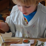 Natuur Collage maken|Is het buiten niet zo lekker... Laat je kind dan eens een mooie natuur-collage maken! Het enige dat je nodig hebt is een stuk karton, plaatjes van de natuur en een beetje hobby-lijm.<br>Eventueel kun je de afbeeldingen nog aanvullen met herfstblaadjes, bloemblaadjes of veertjes.